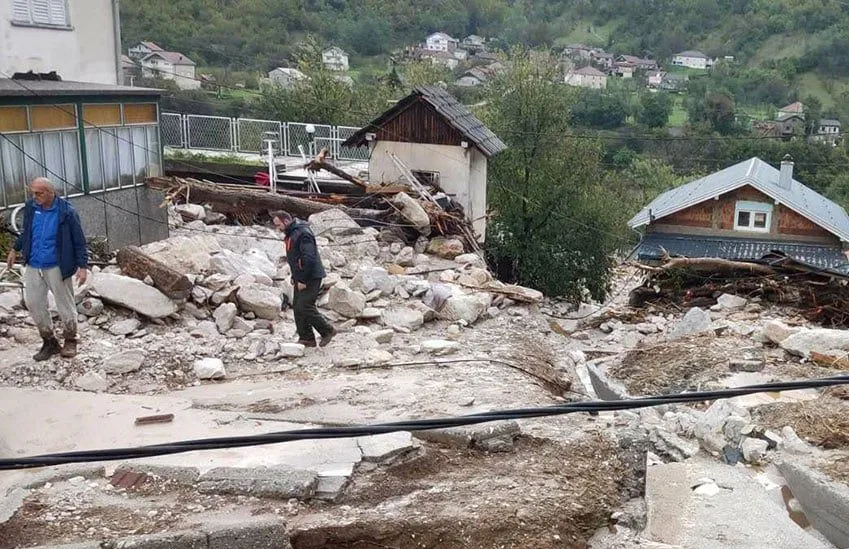 У Боснії та Герцеговині вирують повені: затоплено міста, зникло світло, понад 10 загиблих. Фото, відео
