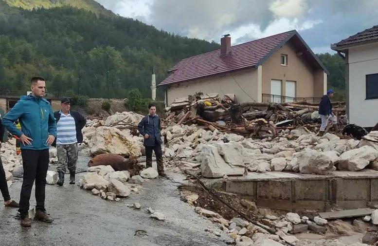 У Боснії та Герцеговині вирують повені: затоплено міста, зникло світло, понад 10 загиблих. Фото, відео
