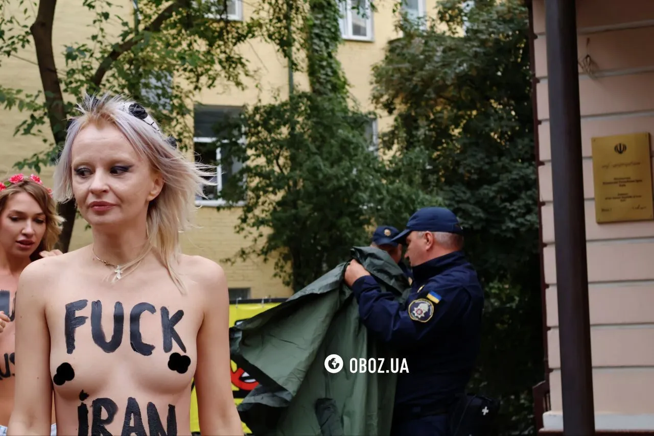 Femen влаштували оголену акцію під посольством Ірану в Україні: "послали" Тегеран і Москву. Фото і відео