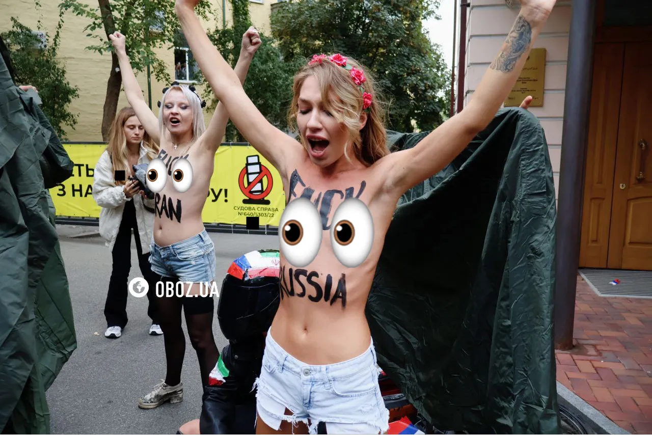 Femen влаштували оголену акцію під посольством Ірану в Україні: "послали" Тегеран і Москву. Фото і відео