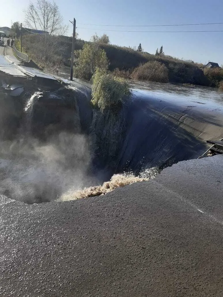 В России водой снесло дорогу и мост в Алтайском крае: фото и видео