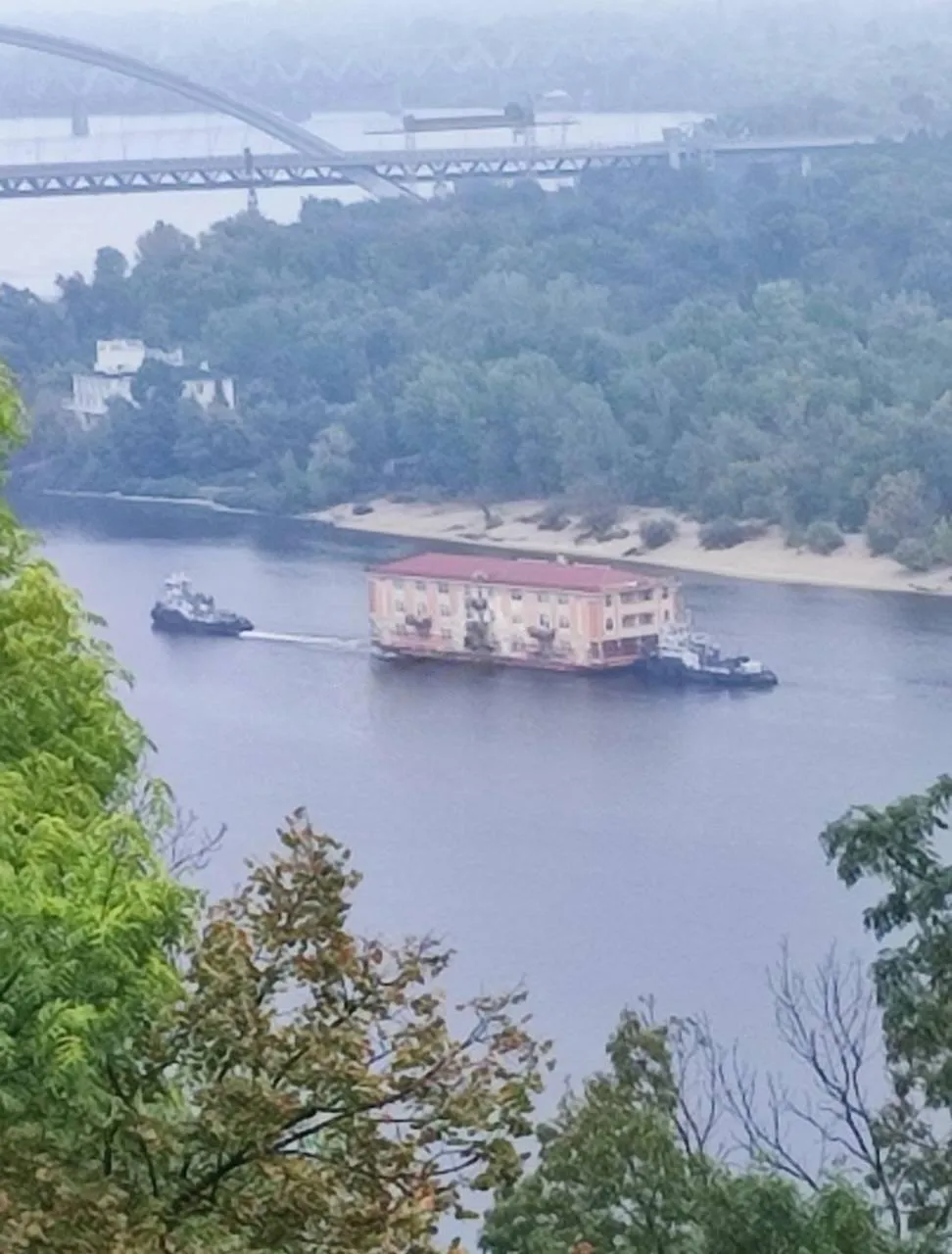 У Києві помітили багатоповерхівку, яка пливе Дніпром: хто дав дозвіл на "мандрівку". Фото