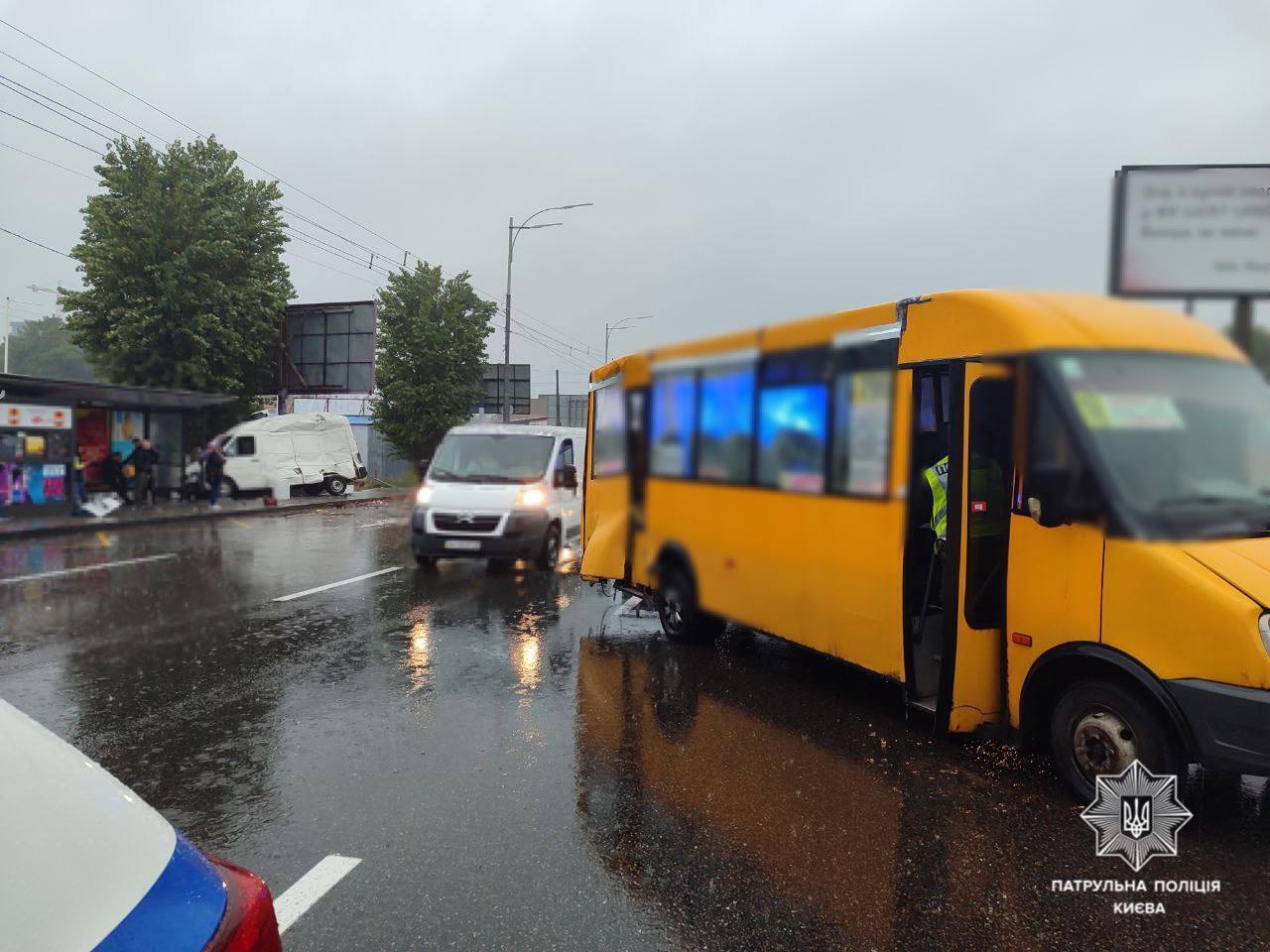 У Києві вантажне авто зіткнулось із маршруткою та ледь не в’їхало зупинку. Подробиці, фото і відео