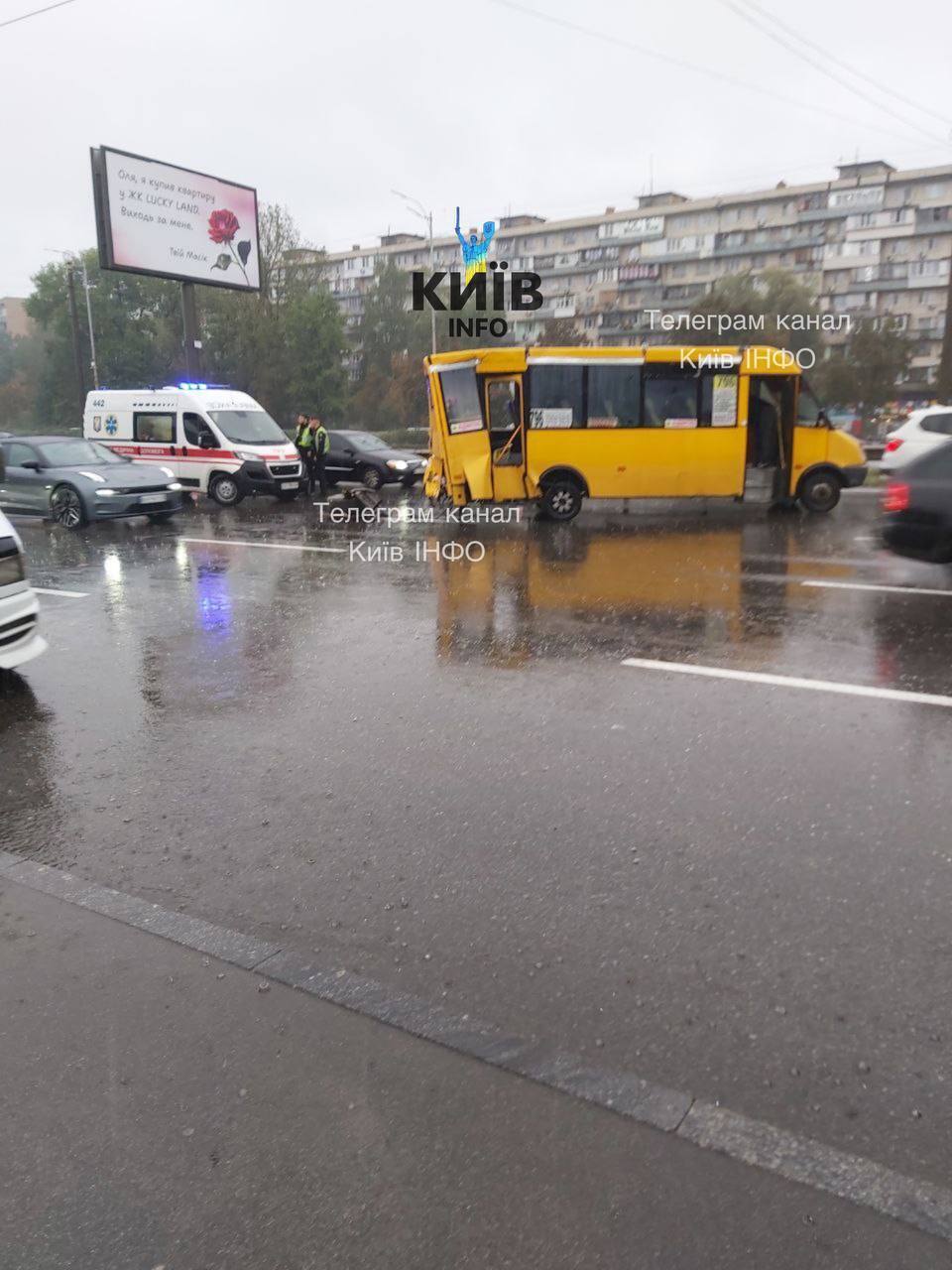 У Києві вантажне авто зіткнулось із маршруткою та ледь не в’їхало зупинку. Подробиці, фото і відео