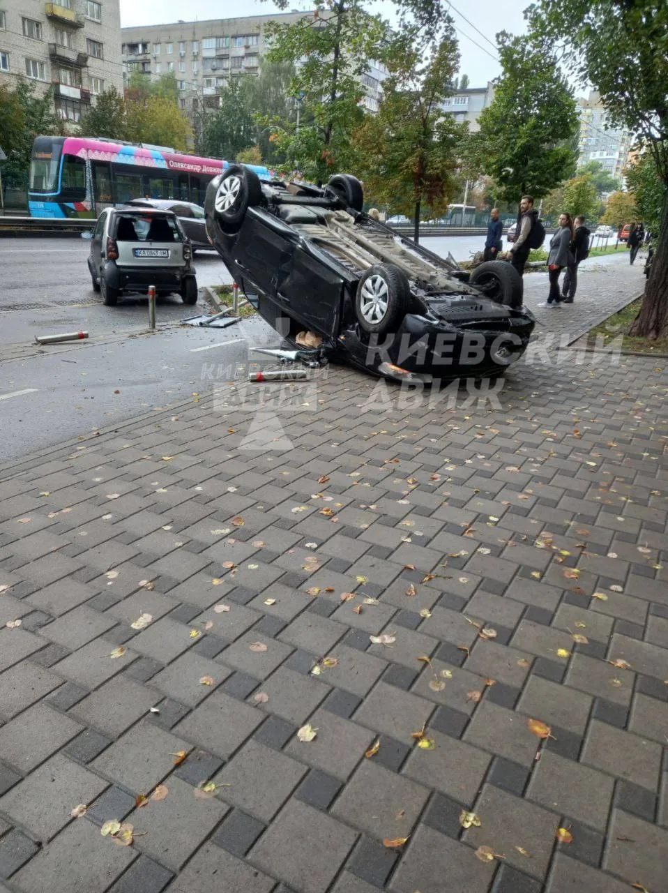 В Киеве легковушка на скорости снесла металлические столбики, вылетела на велодорожку и перевернулась. Фото и видео