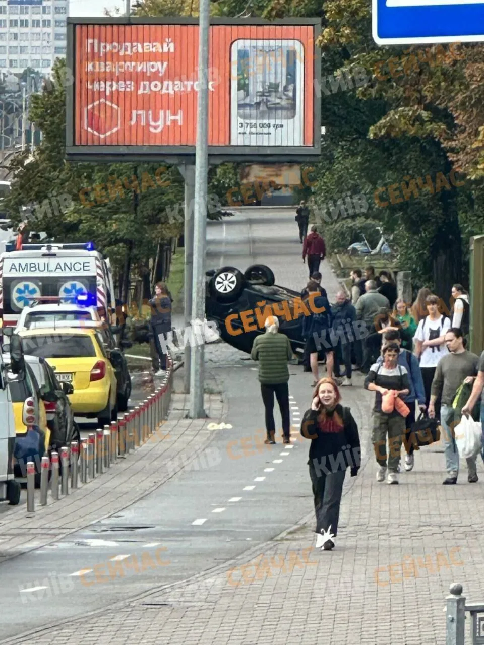 У Києві легковик на швидкості зніс металеві стовпчики, вилетів на велодоріжку та перекинувся. Фото і відео