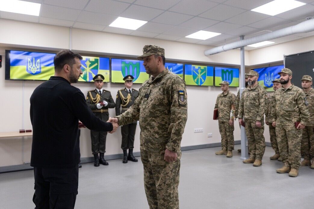 Відзначилися у боях за Україну: Зеленський зустрівся з воїнами ТрО і вручив їм державні нагороди. Фото і відео