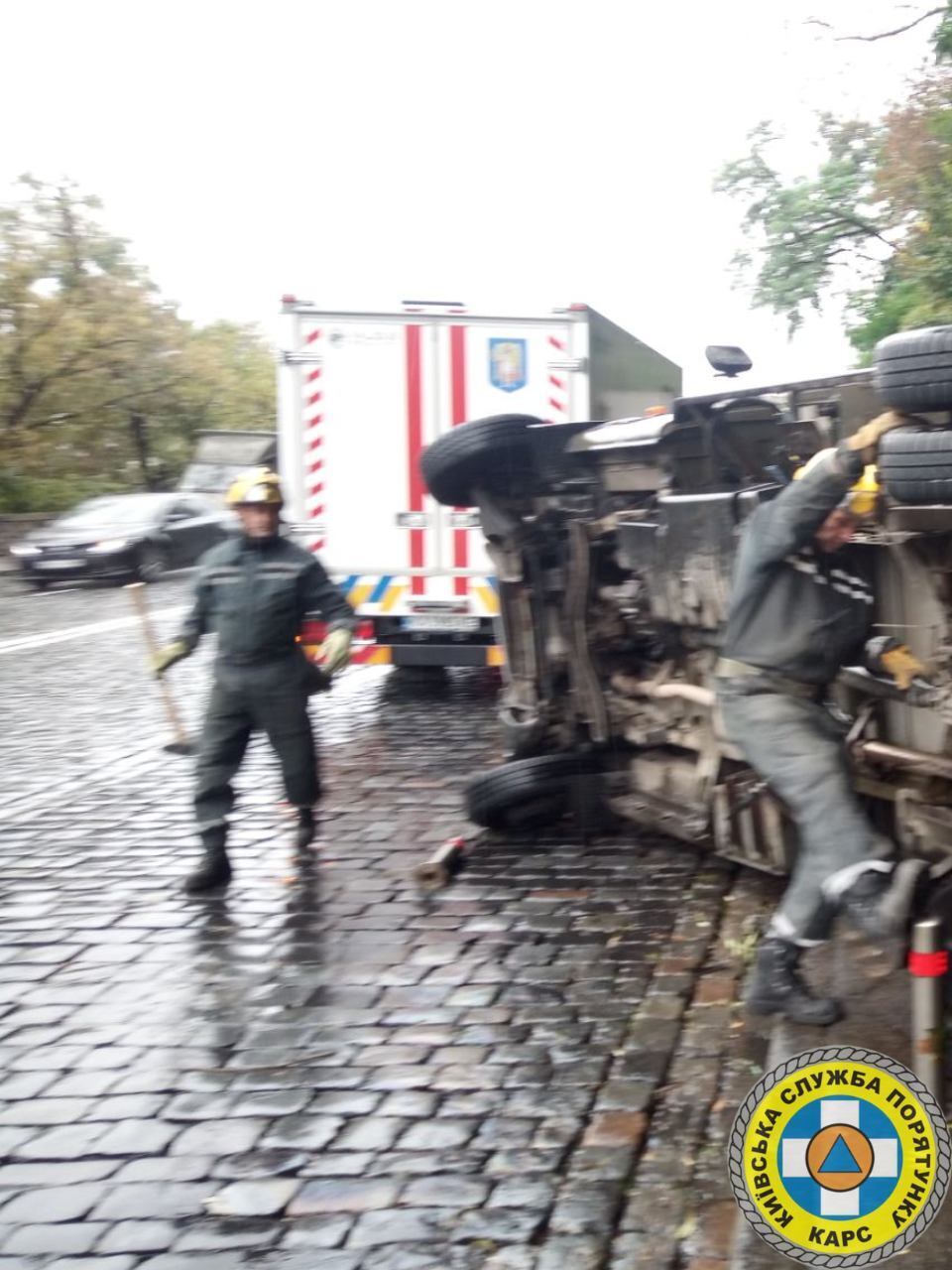 У Києві на Володимирському узвозі мікроавтобус перекинувся та вилетів на пішохідну дорогу. Фото і відео