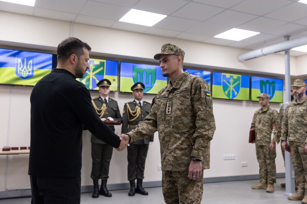 Відзначилися у боях за Україну: Зеленський зустрівся з воїнами ТрО і вручив їм державні нагороди. Фото і відео