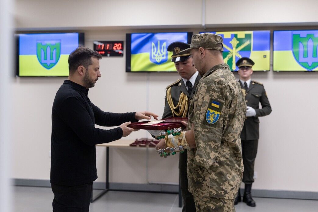 Відзначилися у боях за Україну: Зеленський зустрівся з воїнами ТрО і вручив їм державні нагороди. Фото і відео