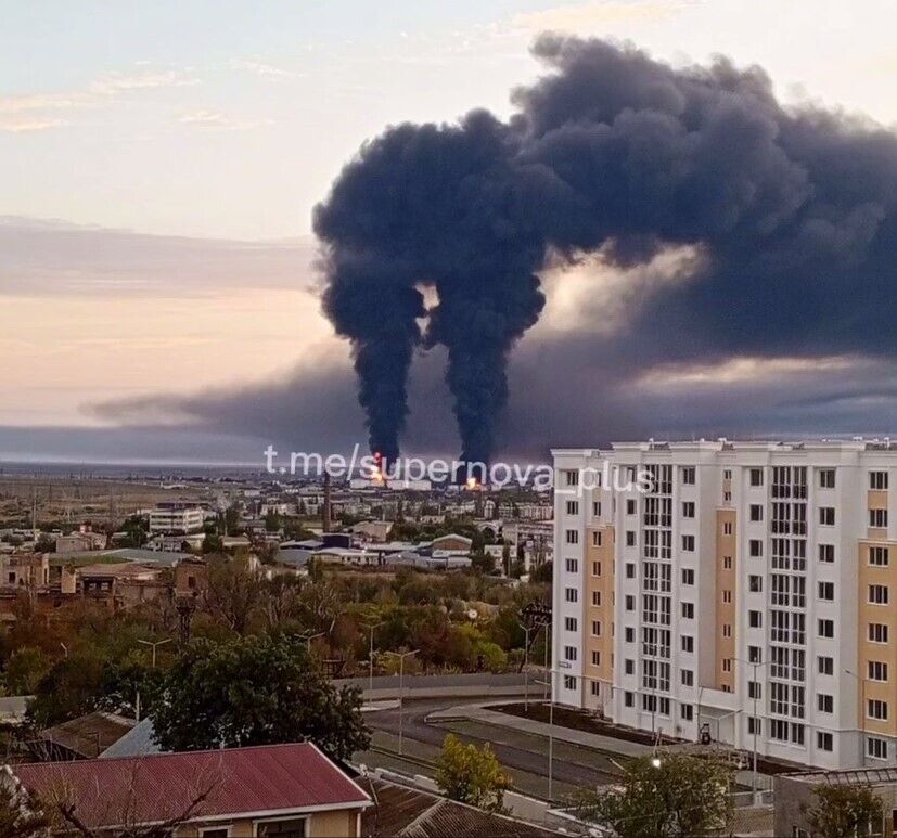 Другий день не можуть загасити: з'явилися супутникові знімки ураженої нафтобази в окупованій Феодосії