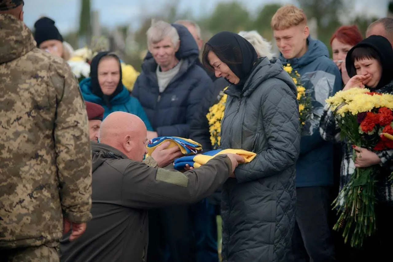 "Йому ще б жити та жити": на Хмельниччині попрощалися з 22-річним воїном, який загинув у боях за Україну. Фото