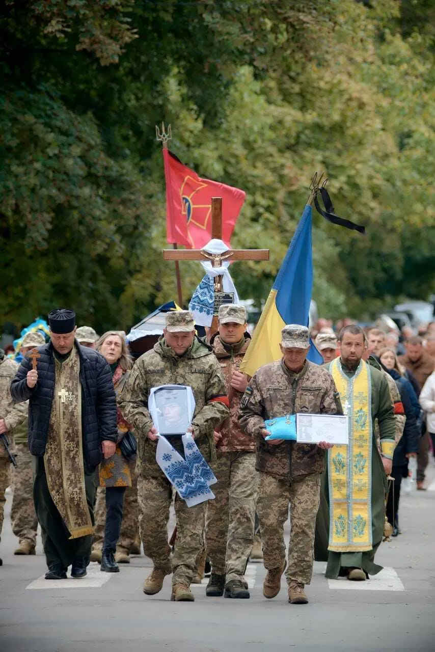 "Ему бы еще жить и жить": на Хмельнитчине попрощались с 22-летним воином, погибшим в боях за Украину. Фото