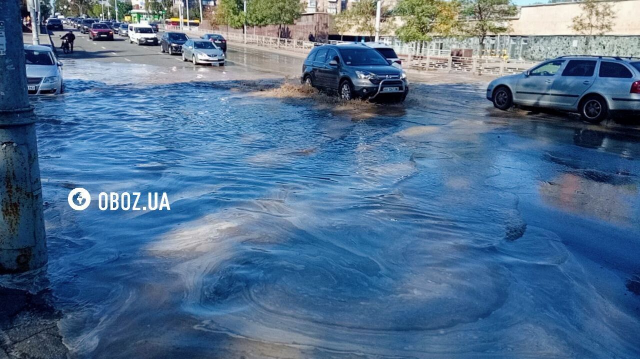 Откачивали воду: в Киеве из-за прорыва трубы закрывали одну из станций метро. Все подробности, фото и видео