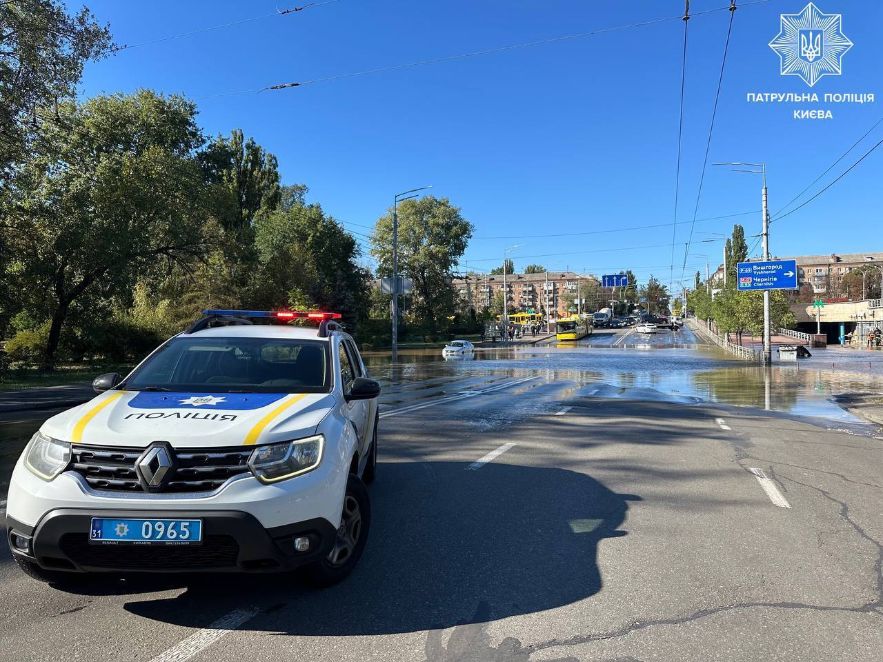 Откачивали воду: в Киеве из-за прорыва трубы закрывали одну из станций метро. Все подробности, фото и видео