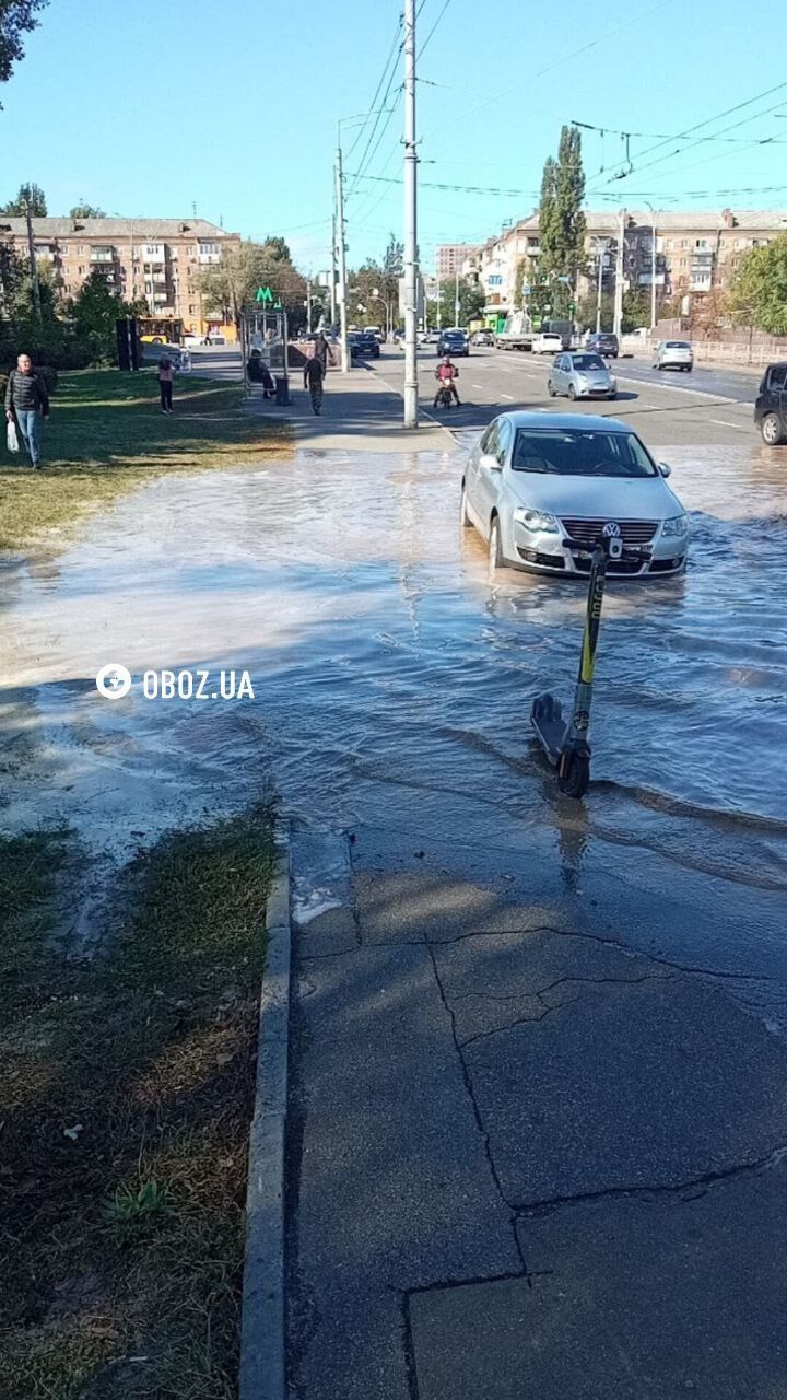 Откачивали воду: в Киеве из-за прорыва трубы закрывали одну из станций метро. Все подробности, фото и видео