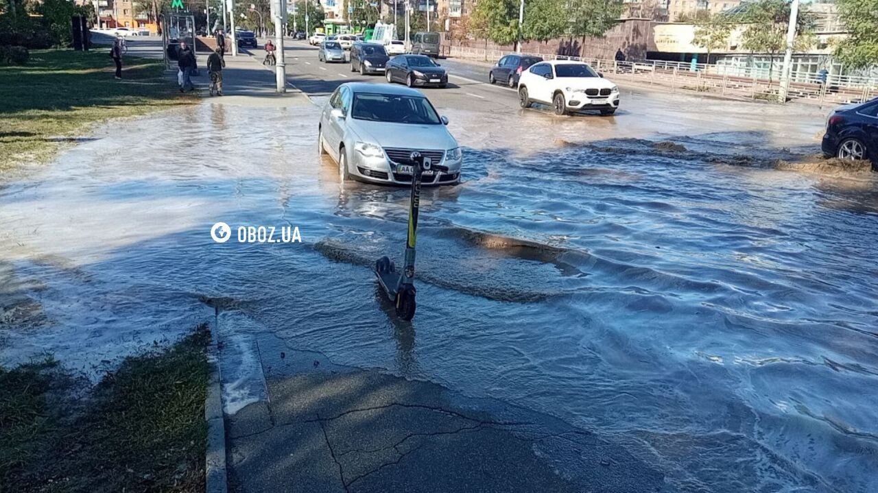 Відкачували воду: у Києві через прорив труби закривали одну із станцій метро. Усі подробиці, фото і відео