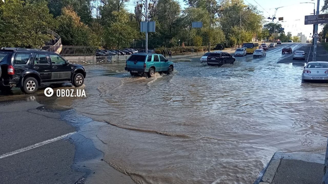 Откачивали воду: в Киеве из-за прорыва трубы закрывали одну из станций метро. Все подробности, фото и видео