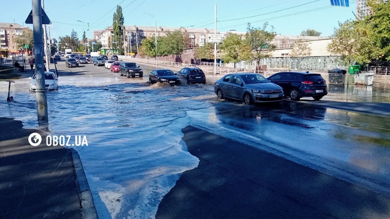 Откачивали воду: в Киеве из-за прорыва трубы закрывали одну из станций метро. Все подробности, фото и видео