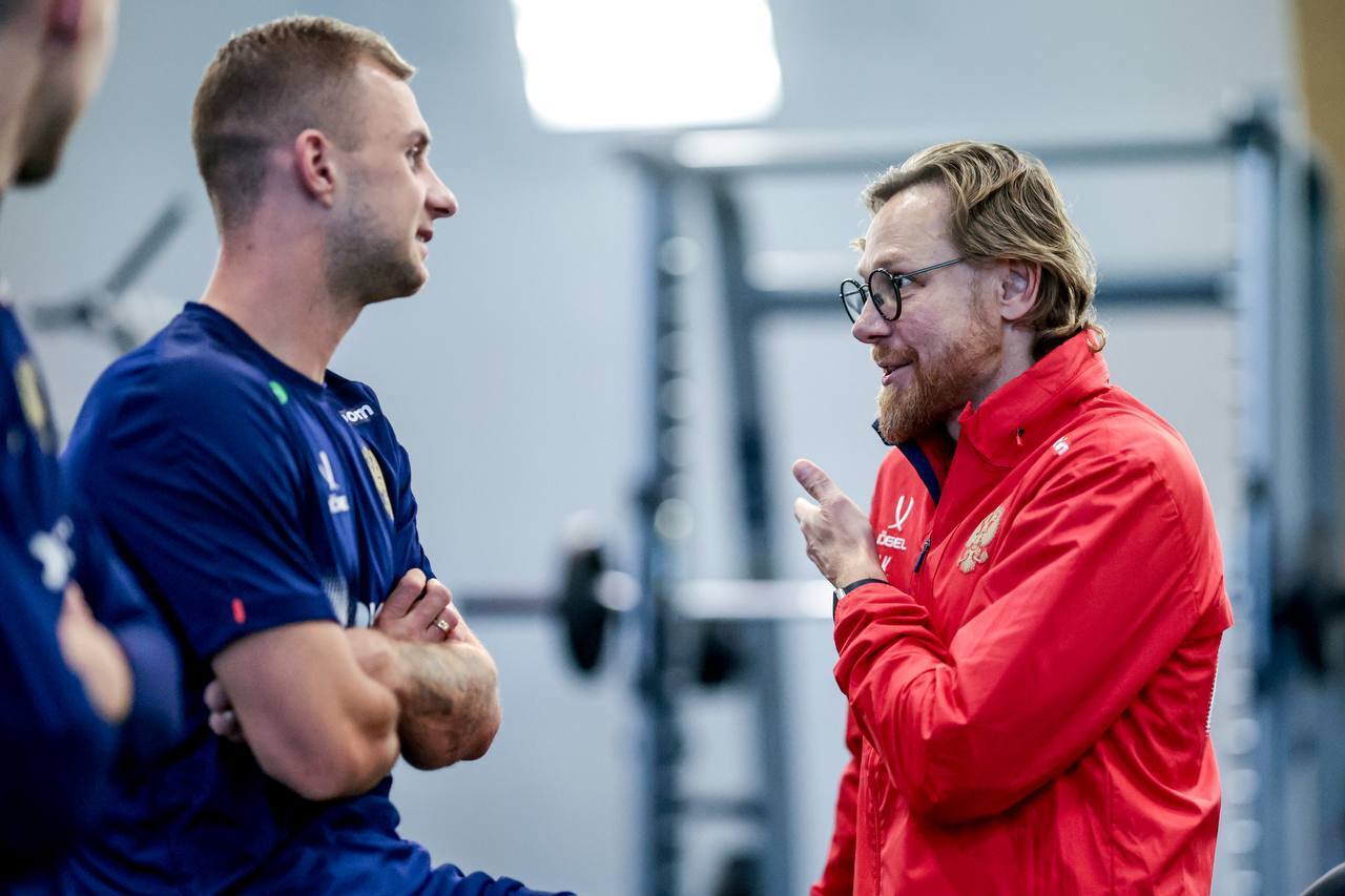 Легендарний чемпіон РФ заявив, що "всі країни мріятимуть, щоб зіграти зі збірною Росії"