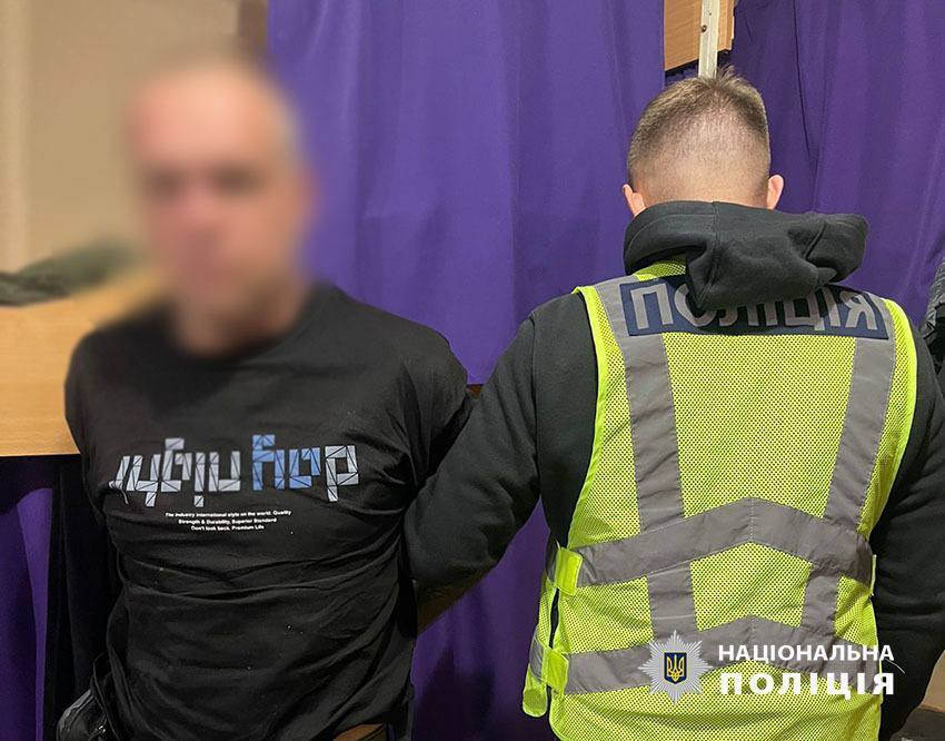 Побили та зв’язали власницю будинку, а потім пограбували: у Києві затримали двох рецидивістів. Фото