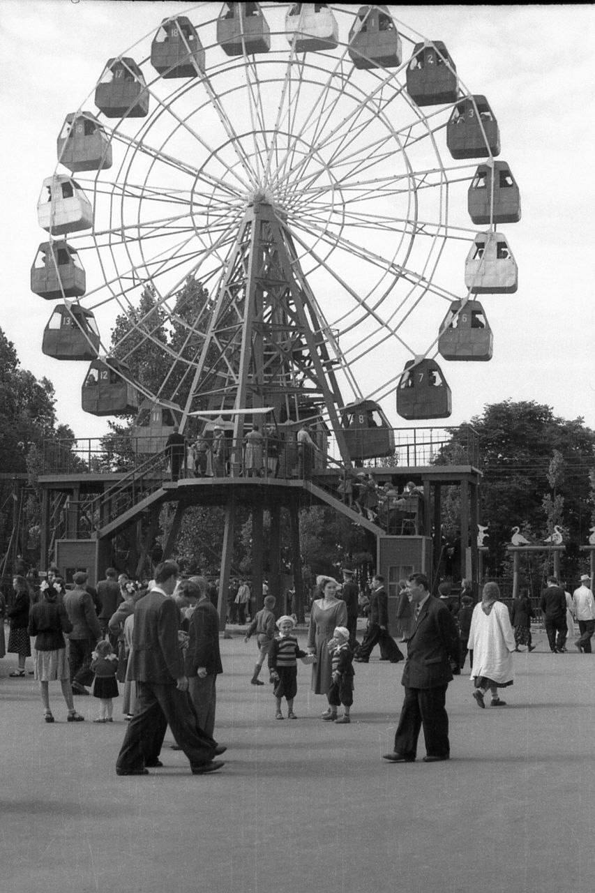 Открывался невероятный вид на город: в центре Киева в 1950-х годах работало колесо обозрения. Фото