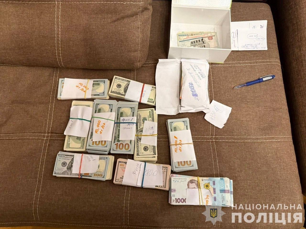 Вимагали гроші з учасника бойових дій: у Києві поліцейські затримали групу осіб, які налагодили "схему" з оформлення інвалідності. Фото