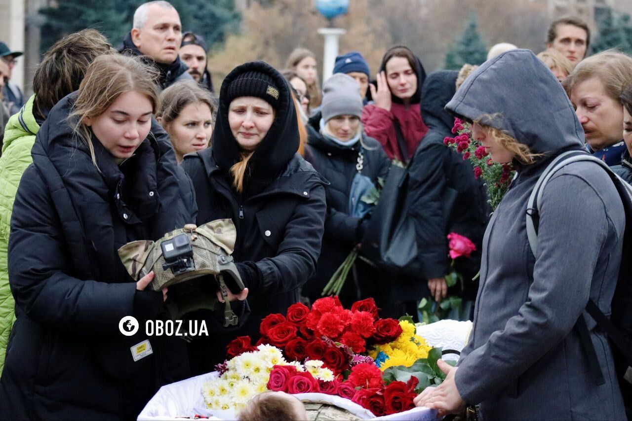 У труну поклали шолом з камерою: у Києві попрощалися з сержантом Андрієм Романюком, який загинув на фронті. Фото і відео