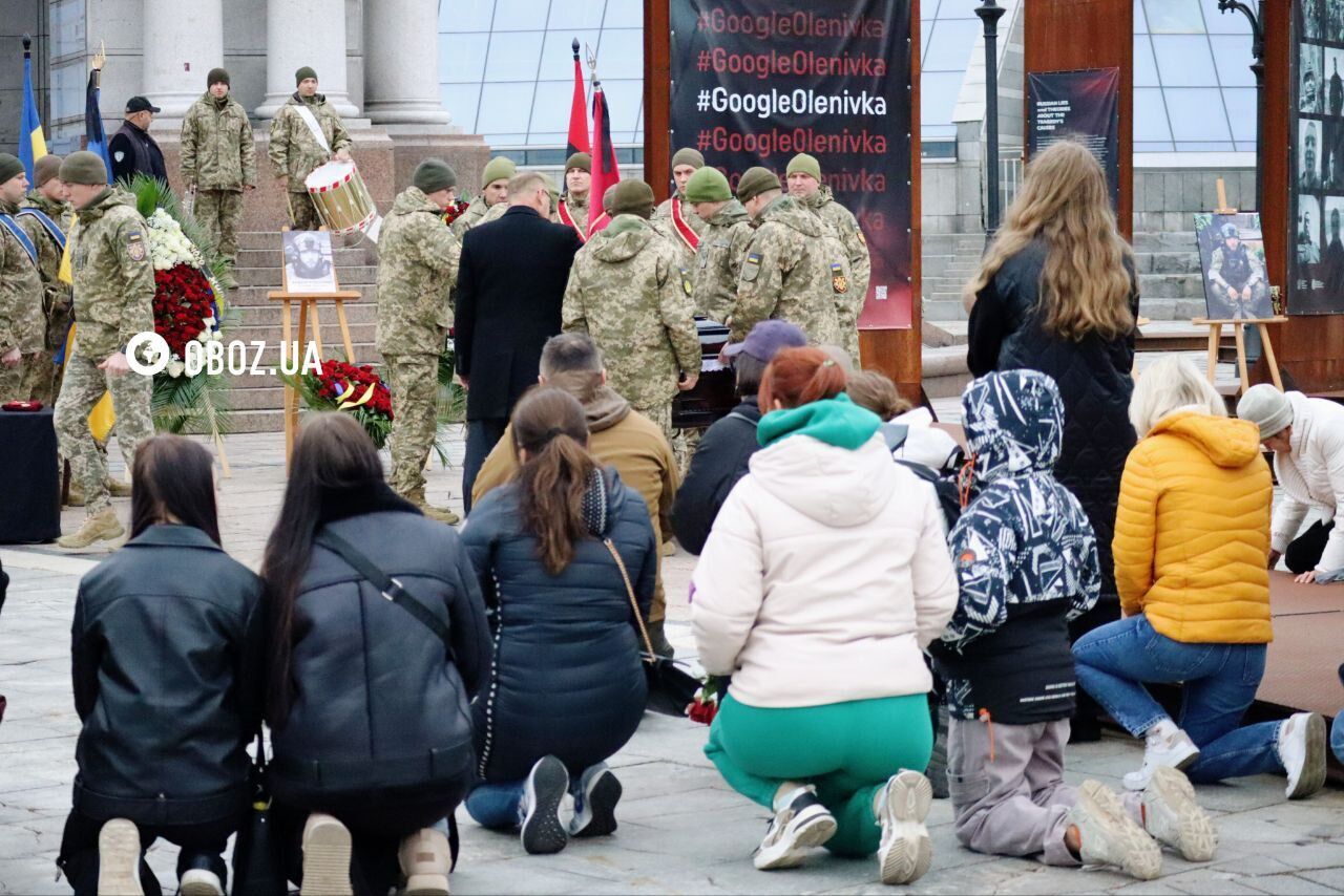 У труну поклали шолом з камерою: у Києві попрощалися з сержантом Андрієм Романюком, який загинув на фронті. Фото і відео