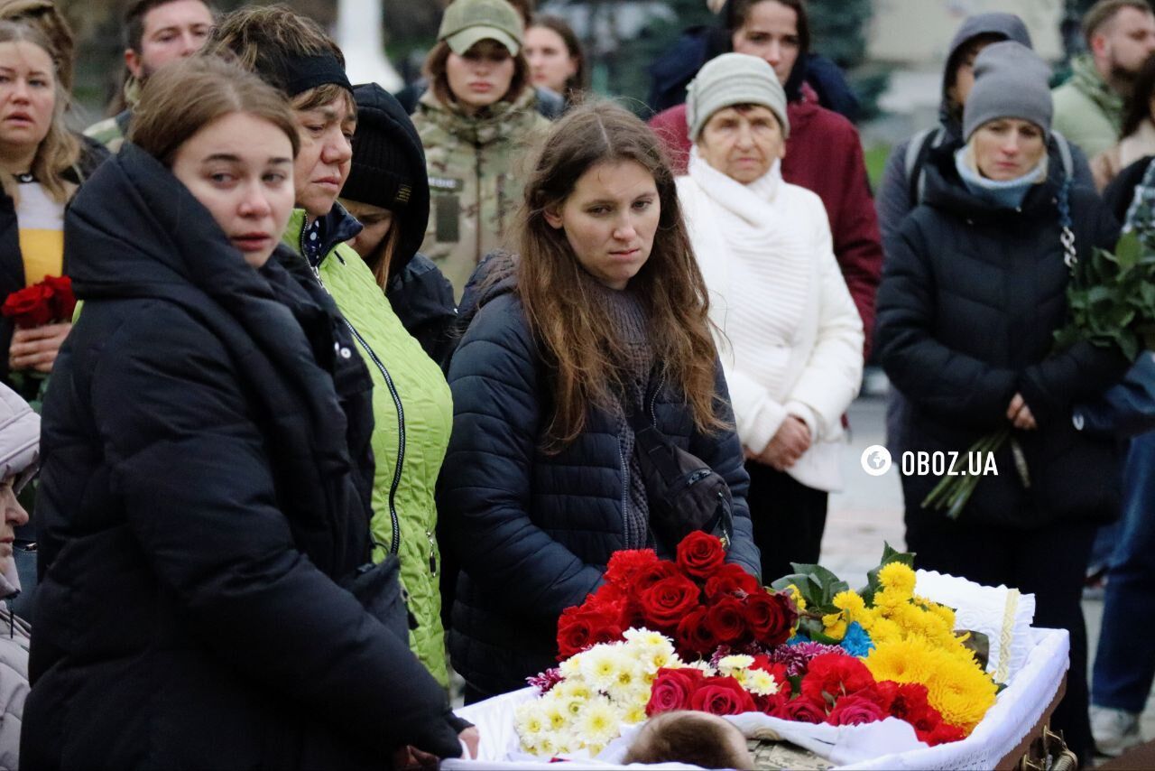 У труну поклали шолом з камерою: у Києві попрощалися з сержантом Андрієм Романюком, який загинув на фронті. Фото і відео