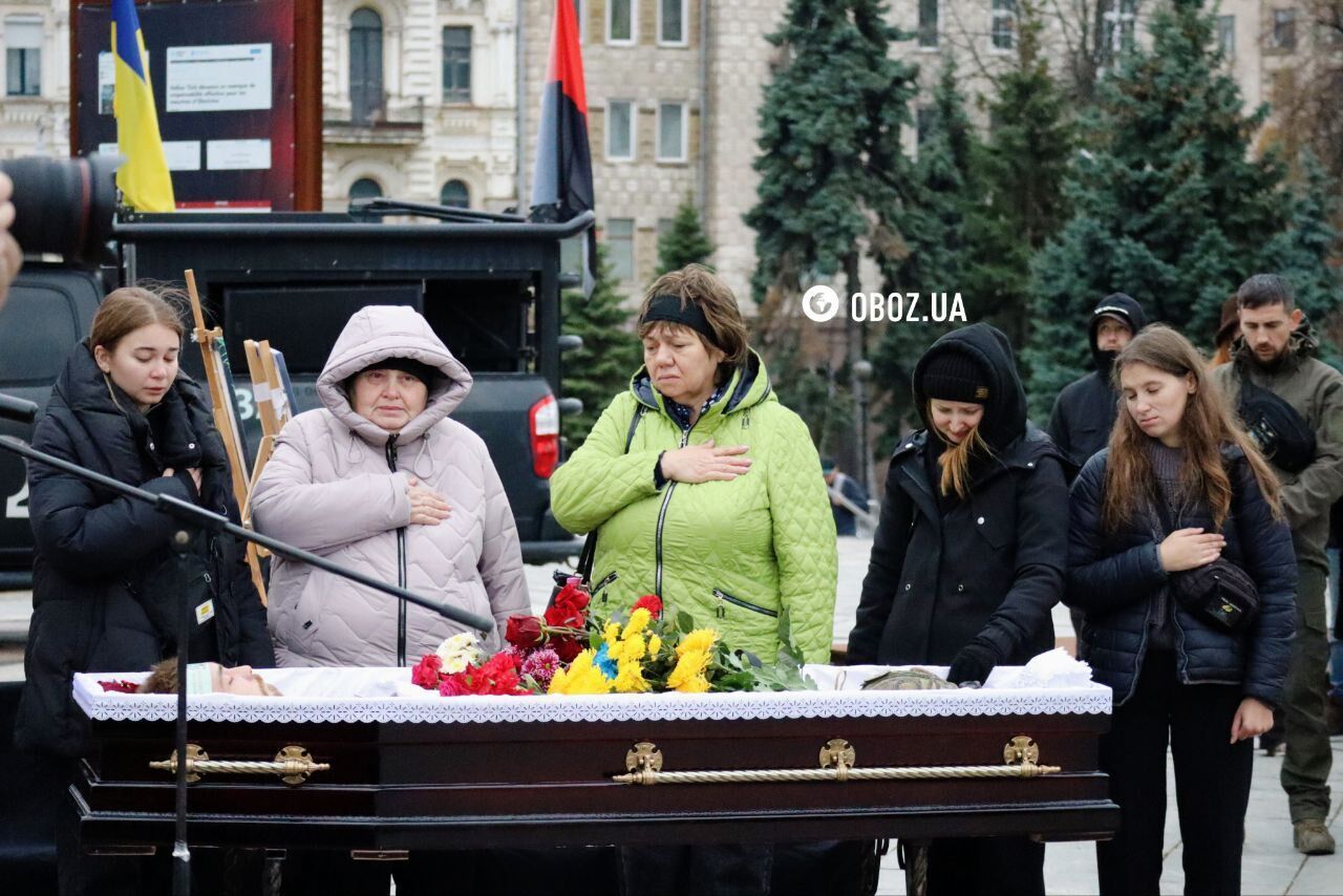 У труну поклали шолом з камерою: у Києві попрощалися з сержантом Андрієм Романюком, який загинув на фронті. Фото і відео