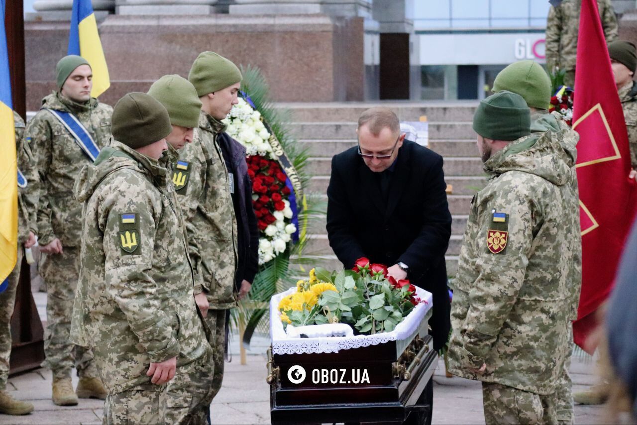 У труну поклали шолом з камерою: у Києві попрощалися з сержантом Андрієм Романюком, який загинув на фронті. Фото і відео