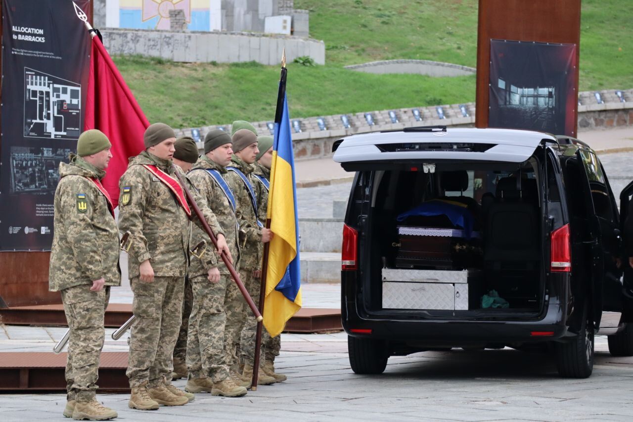 У труну поклали шолом з камерою: у Києві попрощалися з сержантом Андрієм Романюком, який загинув на фронті. Фото і відео