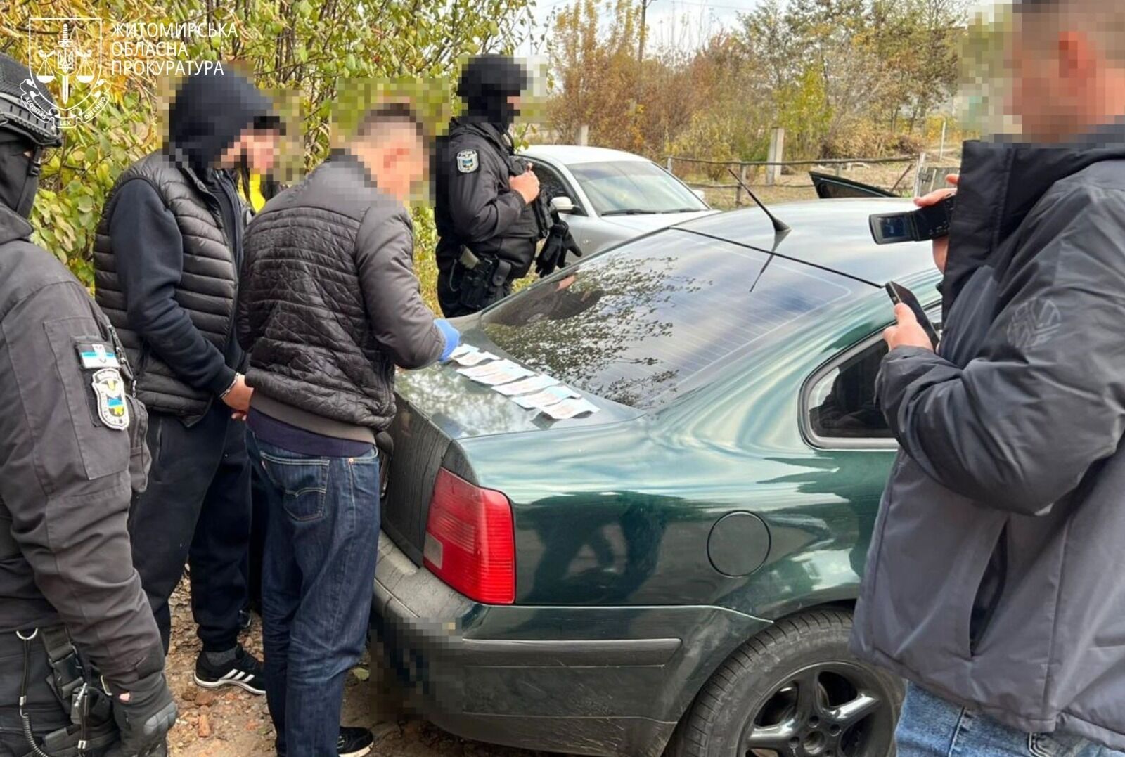 На Житомирщині затримали двох чоловіків, які "вибивали" гроші з дружини військовослужбовця. Фото 