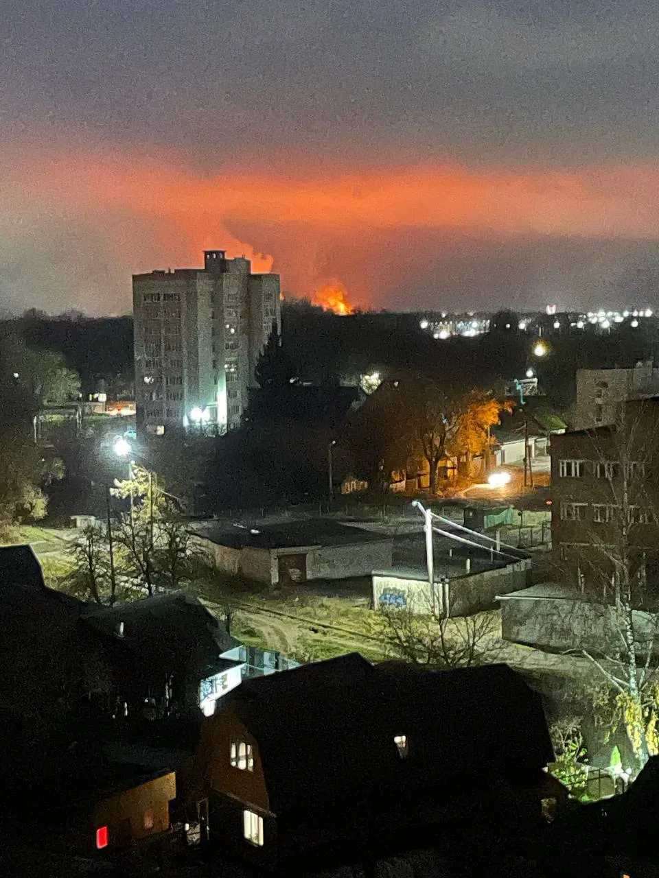 Росію масово атакували БпЛА: у Москві закривали аеропорти, у Брянську розгорілася пожежа. Фото і відео