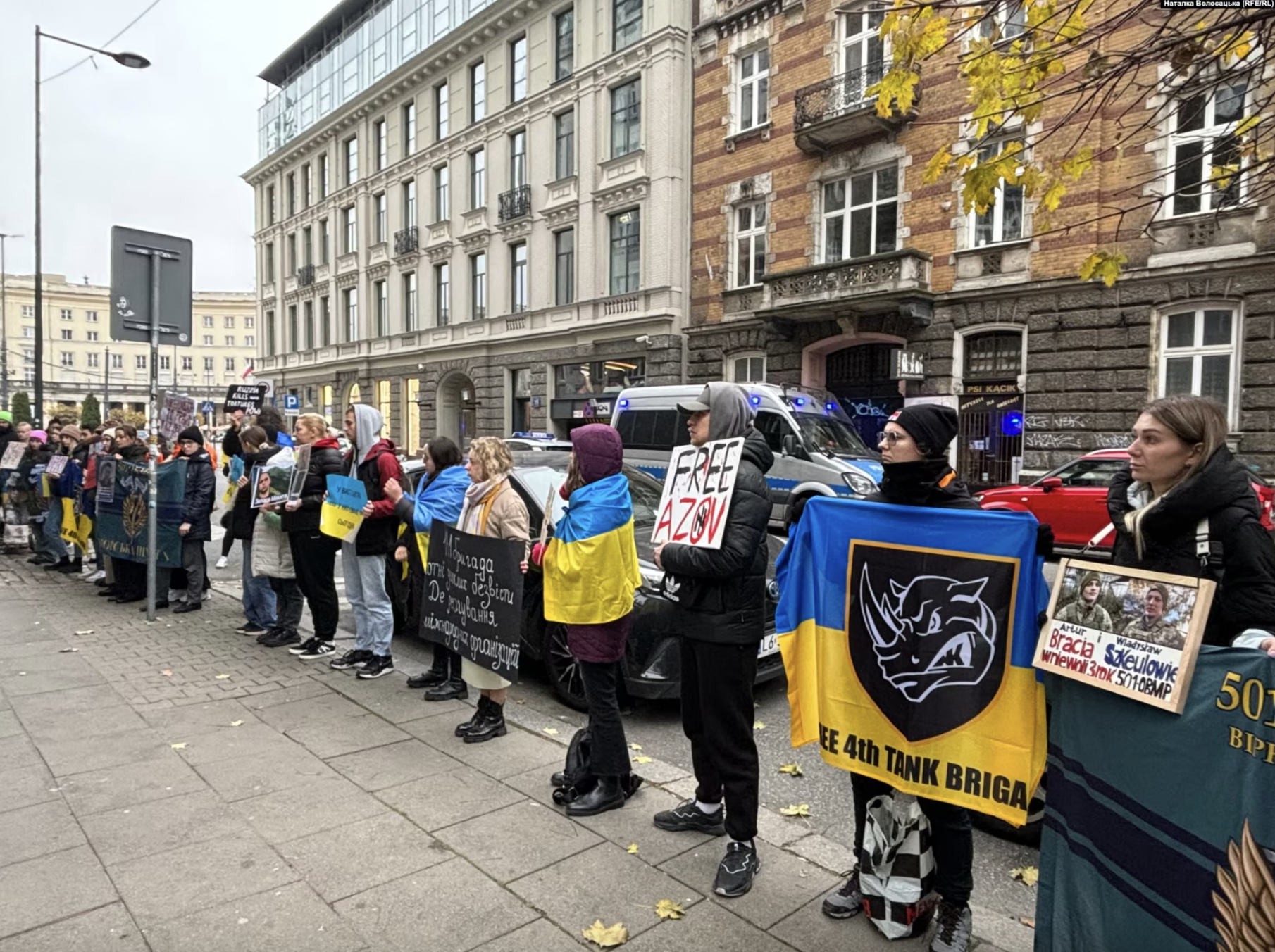 Червоний Хрест має виконувати свої зобов'язання: у Варшаві українці провели акцію на підтримку військовополонених. Фото
