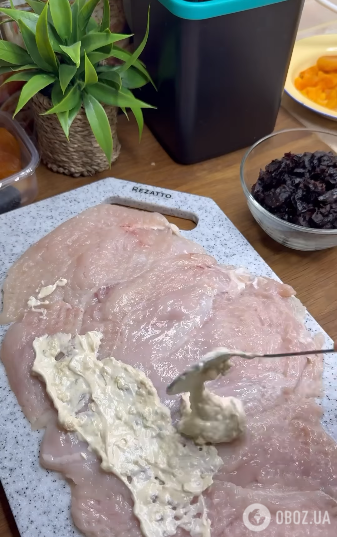 Куриный рулет с курагой и черносливом: вкусная закуска для праздничного стола