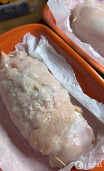 Куриный рулет с курагой и черносливом: вкусная закуска для праздничного стола