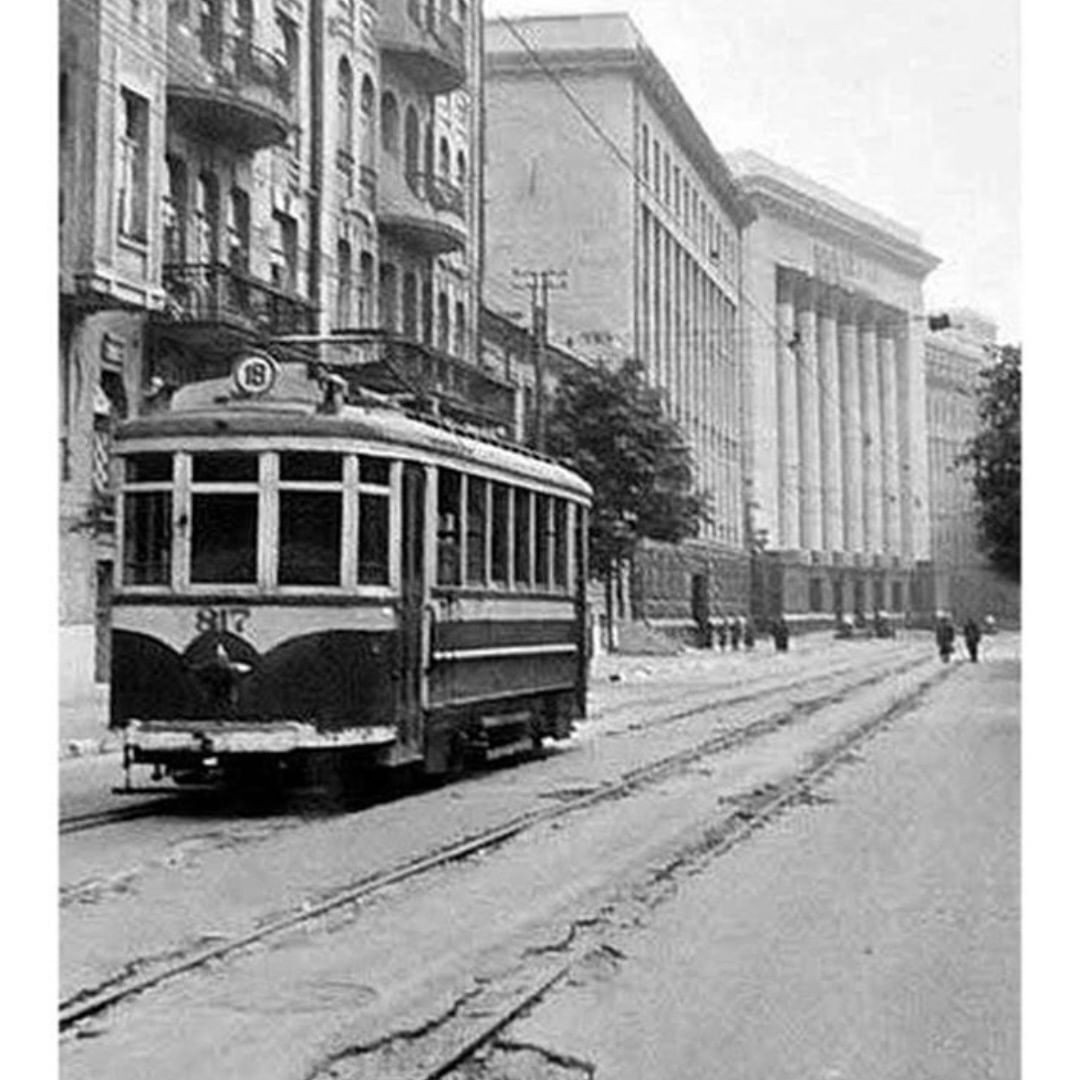 На трамвае под окнами Офиса президента Украины: в сети показали уникальное фото Киева начала 1940-х годов
