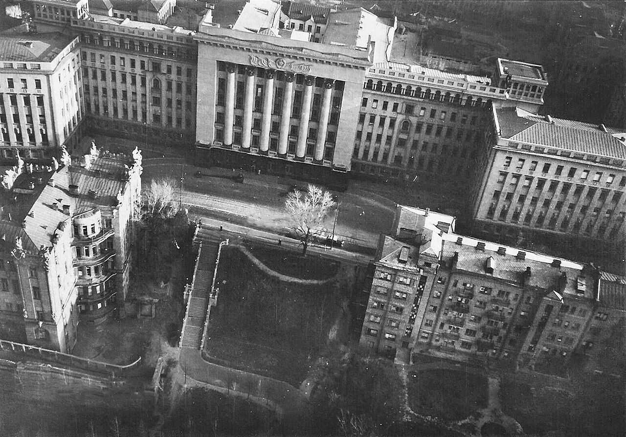 На трамвае под окнами Офиса президента Украины: в сети показали уникальное фото Киева начала 1940-х годов