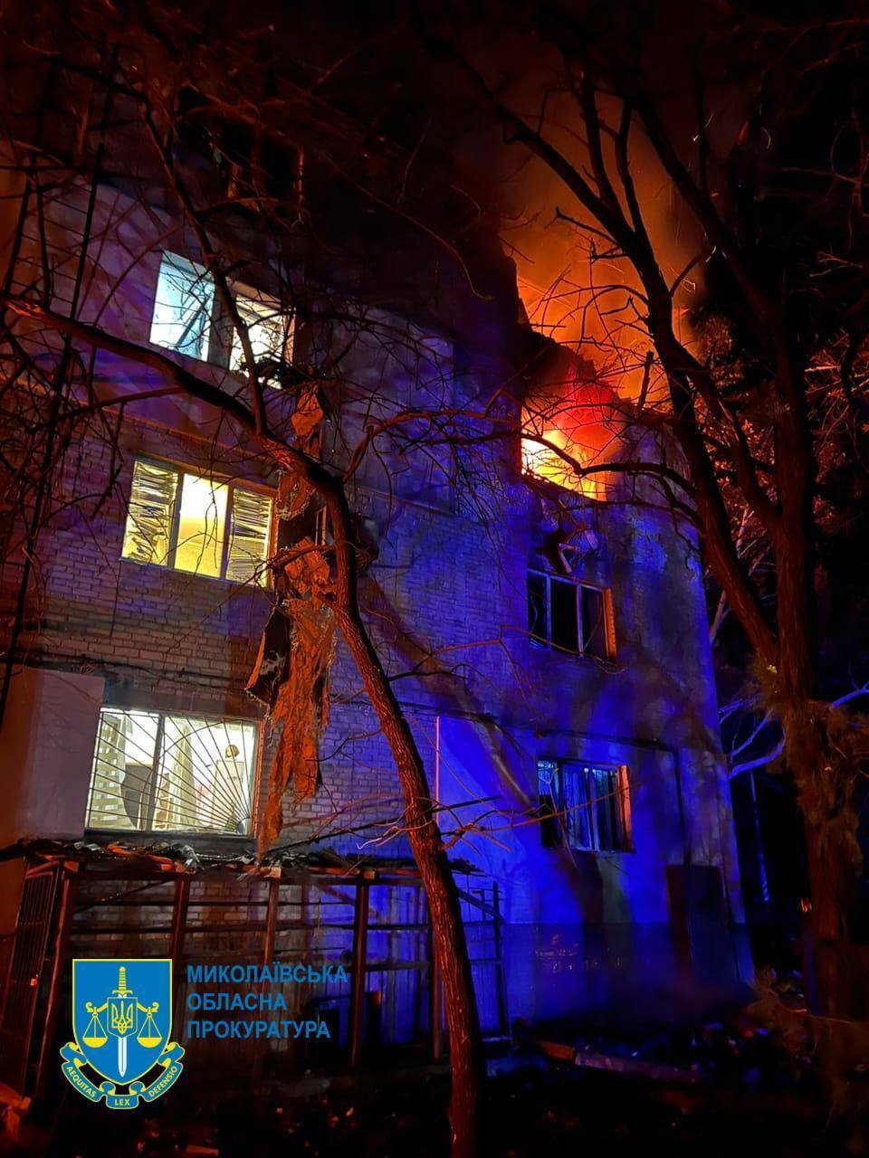 Росіяни атакували Миколаїв "Шахедами": влучили у житлову забудову, є загиблі. Фото й відео