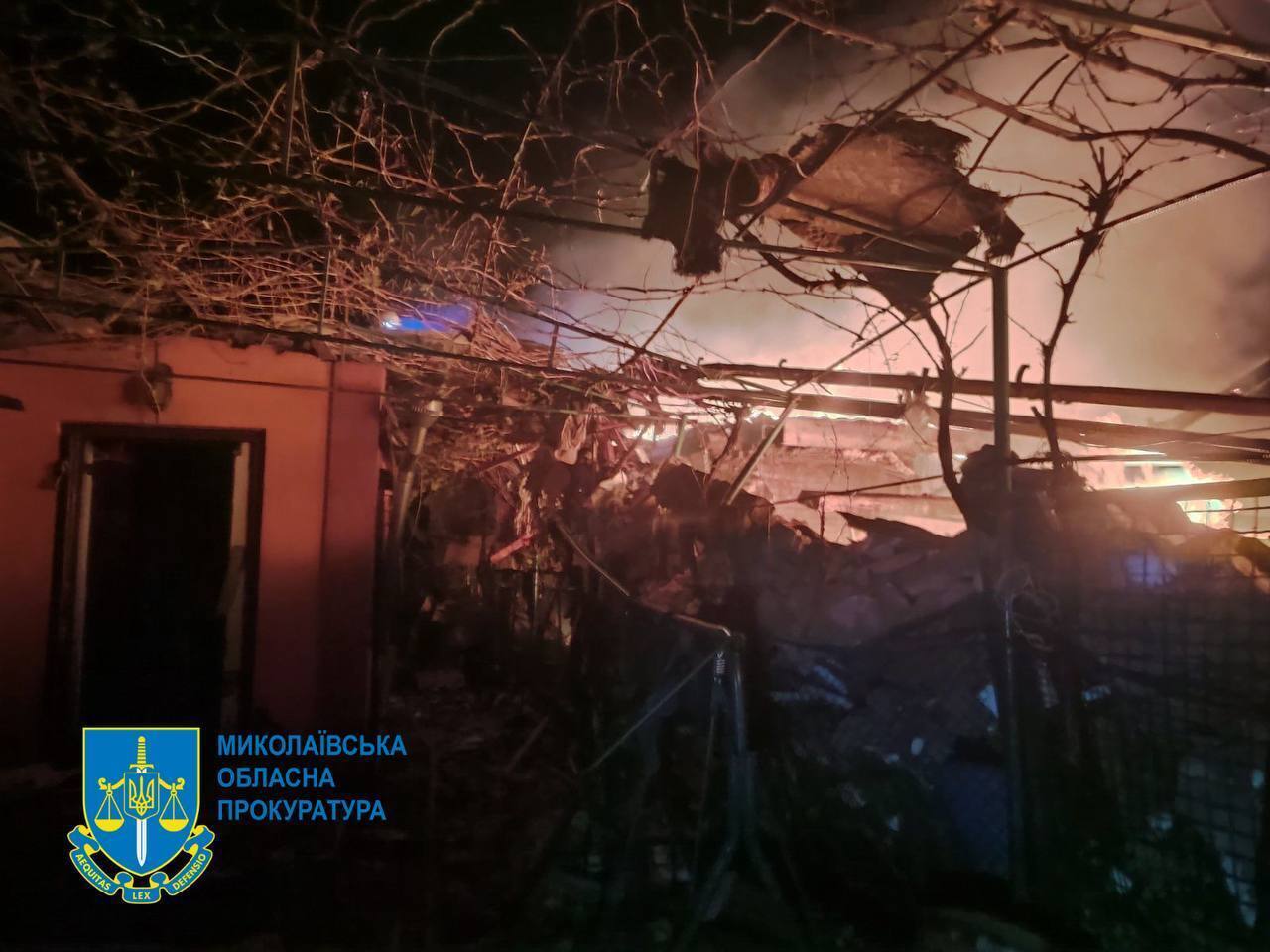 Росіяни атакували Миколаїв "Шахедами": влучили у житлову забудову, є загиблі. Фото й відео