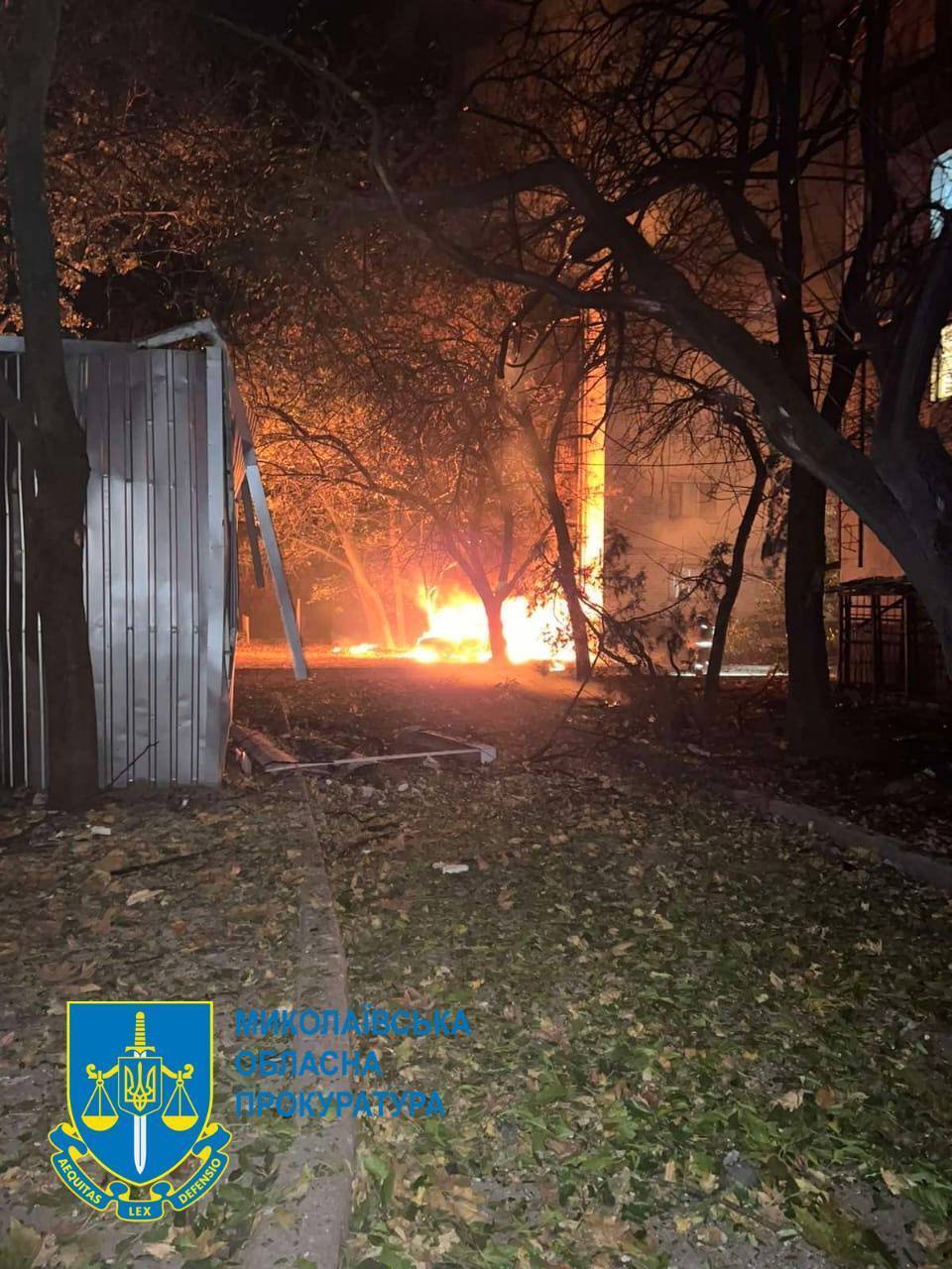 Росіяни атакували Миколаїв "Шахедами": влучили у житлову забудову, є загиблі. Фото й відео