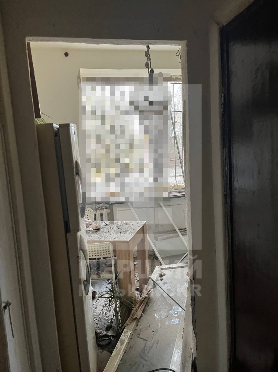 Россияне ударили баллистикой по многоэтажке в Кривом Роге: из-под завалов достали тело женщины, троих детей еще ищут. Фото и видео