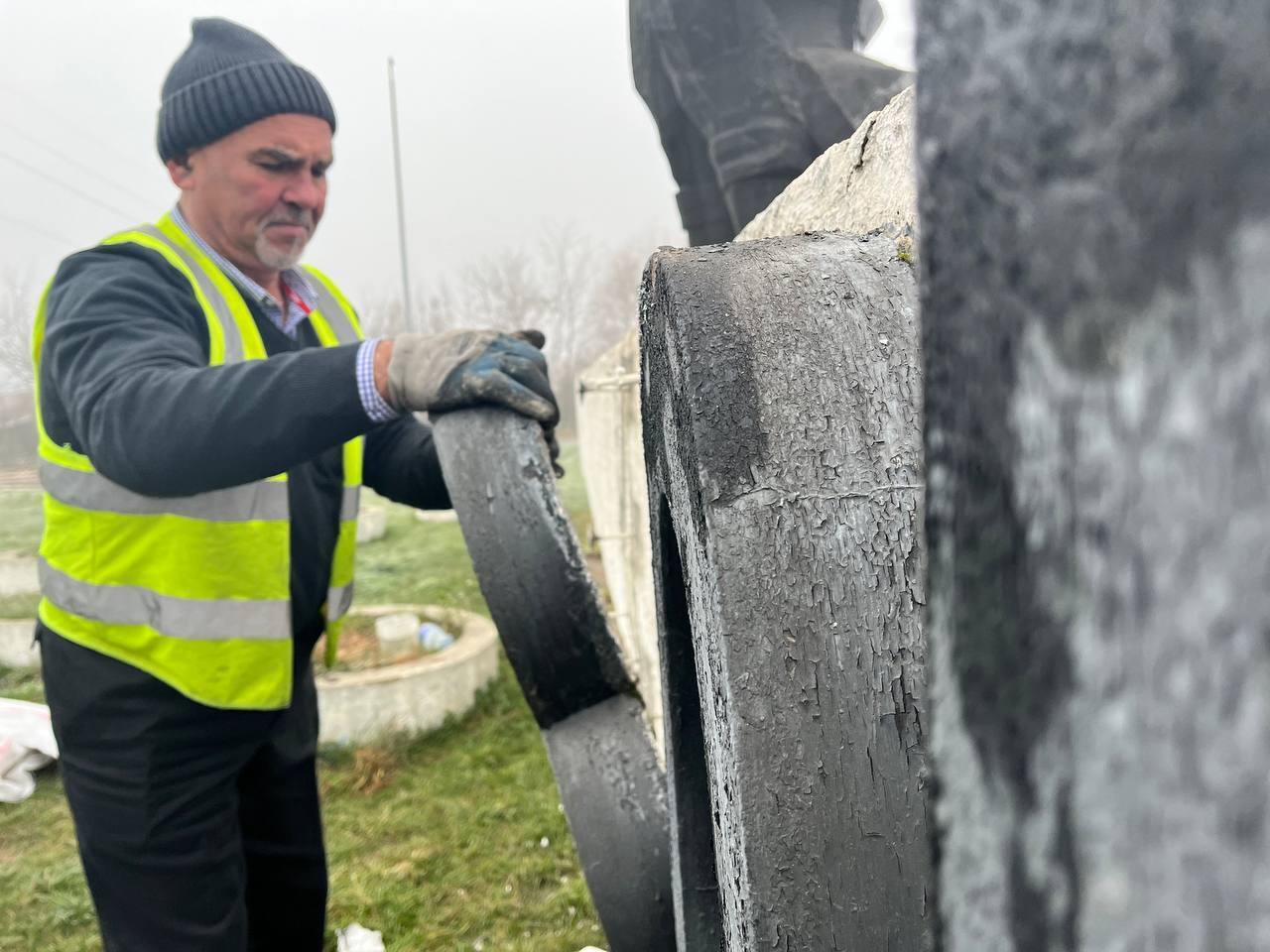 Більше не Червоноград: у Шептицькому на Львівщині з пам'ятника шахтарю демонтували стару назву. Фото 