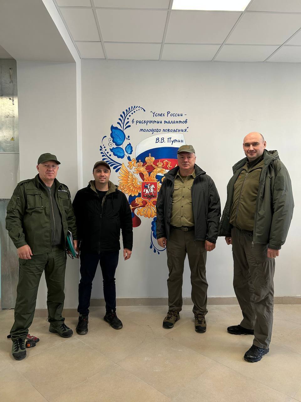 Оккупанты в Мариуполе расписали школу цитатами Путина, Екатерины II и Кутузова. Фото