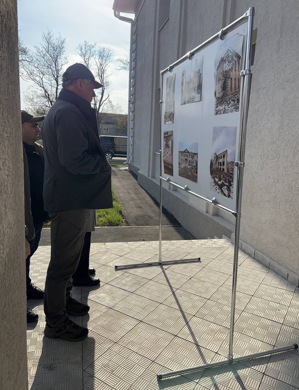 Оккупанты в Мариуполе расписали школу цитатами Путина, Екатерины II и Кутузова. Фото