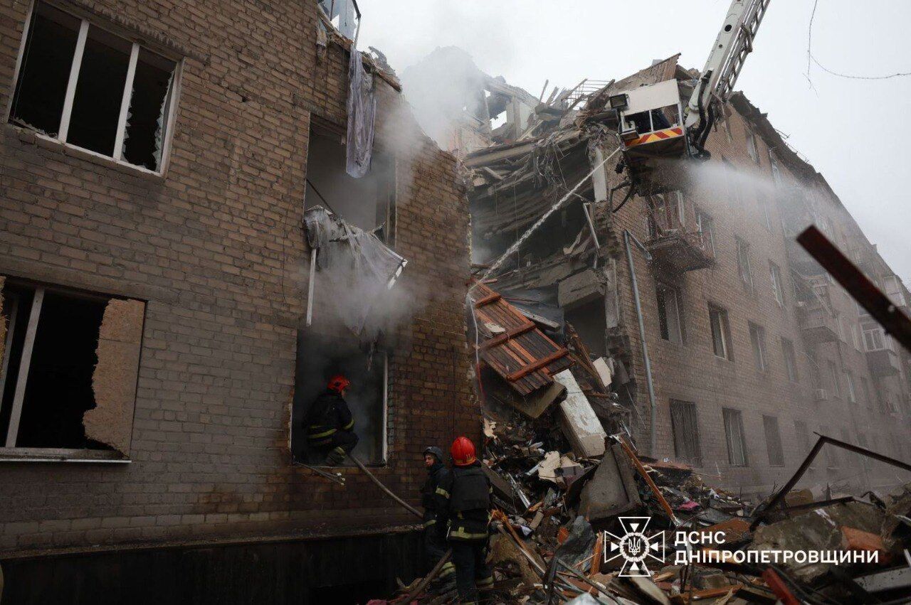 Россияне ударили баллистикой по многоэтажке в Кривом Роге: из-под завалов достали тело женщины, троих детей еще ищут. Фото и видео