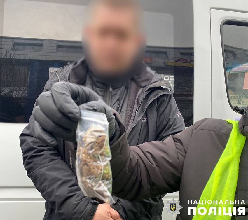 Предлагал клиентам оружие, взрывчатку и наркотики: в Киеве будут судить "бизнесмена". Фото