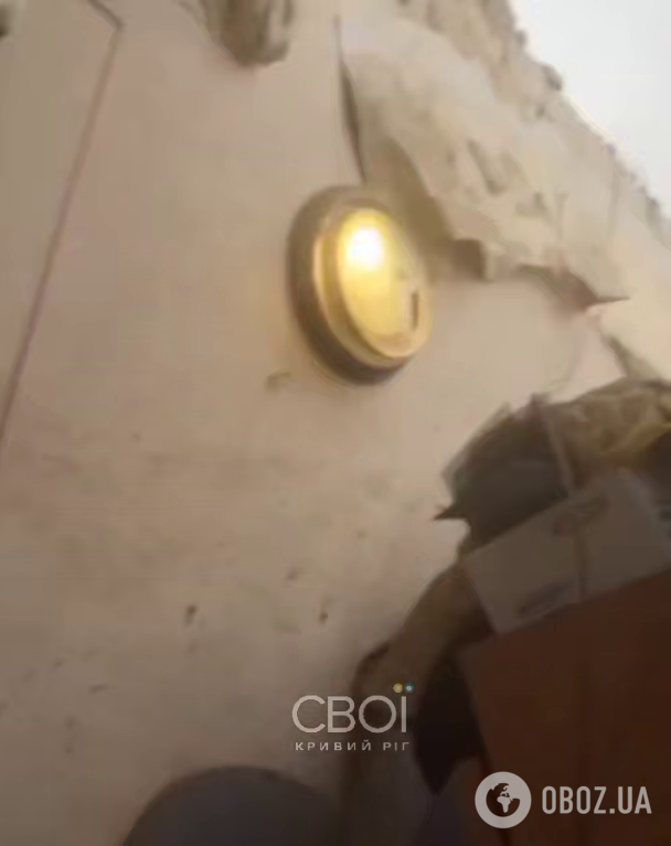 Некоторое время в доме еще горел свет